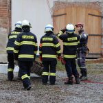 Čápi v Soběslavi dostali na komín od hasičů podklad pro nové hnízdo
