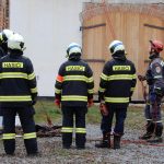 Čápi v Soběslavi dostali na komín od hasičů podklad pro nové hnízdo