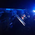 U převráceného kamionu strávili hasiči celou noc. Překládali i čokoládu