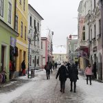 Centrum Jindřichova Hradce znovu ožilo. Fronty před obchody se netvoří