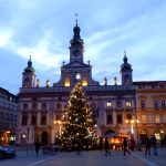 Budějovické náměstí zdobí vánoční strom a jesličky