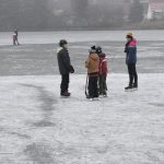 Rolbař nepřijel. Děti zažily krásu i nástrahy bruslení v přírodě