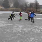 Rolbař nepřijel. Děti zažily krásu i nástrahy bruslení v přírodě