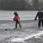 Rolbař nepřijel. Děti zažily krásu i nástrahy bruslení v přírodě