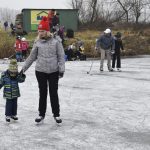 Rolbař nepřijel. Děti zažily krásu i nástrahy bruslení v přírodě