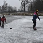 Rolbař nepřijel. Děti zažily krásu i nástrahy bruslení v přírodě
