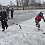 Rolbař nepřijel. Děti zažily krásu i nástrahy bruslení v přírodě