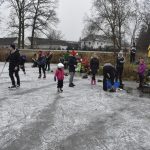 Rolbař nepřijel. Děti zažily krásu i nástrahy bruslení v přírodě