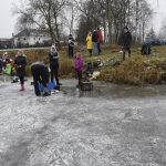 Rolbař nepřijel. Děti zažily krásu i nástrahy bruslení v přírodě