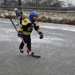 Rolbař nepřijel. Děti zažily krásu i nástrahy bruslení v přírodě