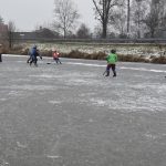 Rolbař nepřijel. Děti zažily krásu i nástrahy bruslení v přírodě