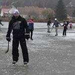 Rolbař nepřijel. Děti zažily krásu i nástrahy bruslení v přírodě