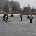 Rolbař nepřijel. Děti zažily krásu i nástrahy bruslení v přírodě