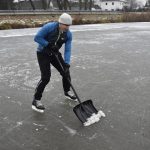Rolbař nepřijel. Děti zažily krásu i nástrahy bruslení v přírodě