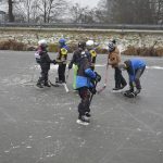 Rolbař nepřijel. Děti zažily krásu i nástrahy bruslení v přírodě