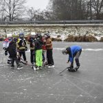 Rolbař nepřijel. Děti zažily krásu i nástrahy bruslení v přírodě