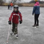 Rolbař nepřijel. Děti zažily krásu i nástrahy bruslení v přírodě