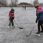 Rolbař nepřijel. Děti zažily krásu i nástrahy bruslení v přírodě