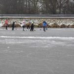 Rolbař nepřijel. Děti zažily krásu i nástrahy bruslení v přírodě