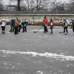 Rolbař nepřijel. Děti zažily krásu i nástrahy bruslení v přírodě