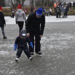 Rolbař nepřijel. Děti zažily krásu i nástrahy bruslení v přírodě