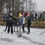 Rolbař nepřijel. Děti zažily krásu i nástrahy bruslení v přírodě