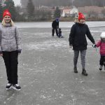 Rolbař nepřijel. Děti zažily krásu i nástrahy bruslení v přírodě
