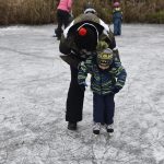 Rolbař nepřijel. Děti zažily krásu i nástrahy bruslení v přírodě