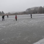 Rolbař nepřijel. Děti zažily krásu i nástrahy bruslení v přírodě