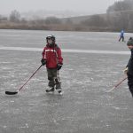 Rolbař nepřijel. Děti zažily krásu i nástrahy bruslení v přírodě
