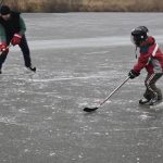 Rolbař nepřijel. Děti zažily krásu i nástrahy bruslení v přírodě