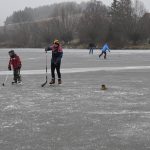 Rolbař nepřijel. Děti zažily krásu i nástrahy bruslení v přírodě