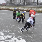 Rolbař nepřijel. Děti zažily krásu i nástrahy bruslení v přírodě