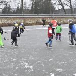 Rolbař nepřijel. Děti zažily krásu i nástrahy bruslení v přírodě