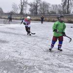 Rolbař nepřijel. Děti zažily krásu i nástrahy bruslení v přírodě