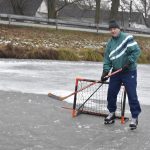 Rolbař nepřijel. Děti zažily krásu i nástrahy bruslení v přírodě