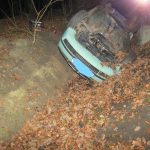 Osmnáctiletý mladík v opilosti havaroval, auto převrátil na střechu