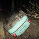 Osmnáctiletý mladík v opilosti havaroval, auto převrátil na střechu