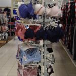 Tesco si rozvolnilo vládní nařízení po svém. Základní potřeba? Třeba podprsenka