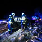 Ráno hasiči na Táborsku vystříhávali posádku z auta, po poledni řešili požár vozu