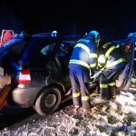 Ráno hasiči na Táborsku vystříhávali posádku z auta, po poledni řešili požár vozu