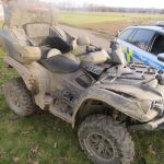 Řidič čtyřkolky zmizel od benzinky bez placení. Pronásledovali ho policisté
