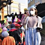 Dětský masopustní průvod potěšil lidi na sídlišti Šumavská