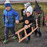 Dětský masopustní průvod potěšil lidi na sídlišti Šumavská