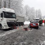 Ve Vimperku vjel řidič Audi pod nákladní vůz s návěsem. Na místě zemřel. Silnice na Strážný uzavřena