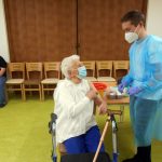 Mobilní očkovací tým se dnes vydal očkovat seniory v Dačicích