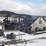 Plameny pohltily střechu zemědělského stavení, škoda je dva miliony