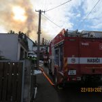 Plameny pohltily střechu zemědělského stavení, škoda je dva miliony