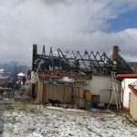 Plameny pohltily střechu zemědělského stavení, škoda je dva miliony
