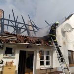 Plameny pohltily střechu zemědělského stavení, škoda je dva miliony